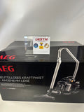 AEG Staubsauger Beutellos rot, Ideal für Haustierbesitzer, Zusatzdüsen + Spezialdüsen-Set für Tierhaare, 750 Watt, 9 m Aktionsradius, 1,4l Staubbehälter, Waschbarer Hygiene Filter, Leise, Rot, LX7-2-CR-A