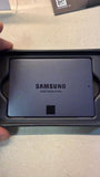 ✔️ 1x geöffneter Vitrinenaussteller Samsung 870 QVO SATA III 2,5 Zoll SSD, 4 TB 1x geöffneter Vitrinenaussteller , 560 MB/s Lesen, 530 MB/s Schreiben, Interne SSD, schnelle Festplatte als Ersatz für HDD, MZ-77Q4T0BW