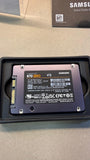 ✔️ 1x geöffneter Vitrinenaussteller Samsung 870 QVO SATA III 2,5 Zoll SSD, 4 TB 1x geöffneter Vitrinenaussteller , 560 MB/s Lesen, 530 MB/s Schreiben, Interne SSD, schnelle Festplatte als Ersatz für HDD, MZ-77Q4T0BW