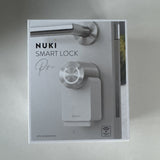 ✔️ Vitrinenaussteller Nuki Smart Lock Pro (4. Generation), smartes Türschloss mit WLAN und Matter für Fernzugriff, elektronisches Türschloss macht das Smartphone zum Schlüssel, mit Akku Power Pack, Weiß
