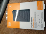 ✔️ WD Mobile My Passport-Festplatte -geöffneter Vitrinenaussteller, funktioniert mit USB-C 6 TB (Mobile Festplatte, Passwortschutz, Backup-Software, USB 3.2 Gen 1, 3 Jahre Garantie) Siliziumgrau