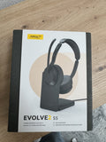 ✔️ Jabra Evolve2 55 - schnurloses Stereo-Headset mit Ladestation Air Comfort - Mikrofone mit Geräuschunterdrückung & ANC - kompatibel mit Allen UC-Plattformen wie Zoom und Google Meet - Schwarz