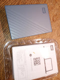 ✔️ WD Mobile My Passport-Festplatte -geöffneter Vitrinenaussteller, funktioniert mit USB-C 6 TB (Mobile Festplatte, Passwortschutz, Backup-Software, USB 3.2 Gen 1, 3 Jahre Garantie) Siliziumgrau